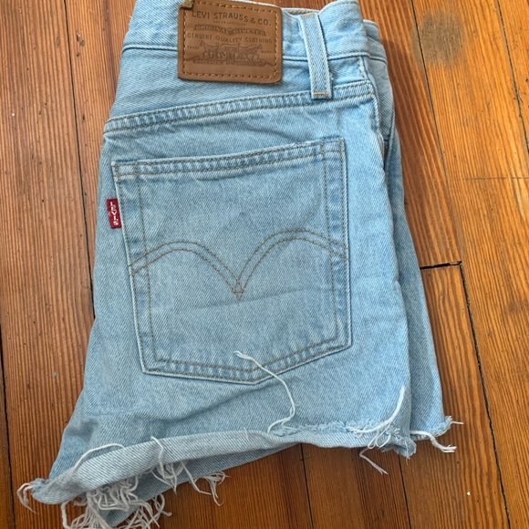 Vintage Levi denim shorts - Picture 7 of 7